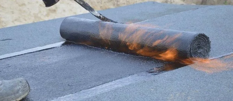 Czy można kłaść papę na mokry dach? Oto co musisz wiedzieć!