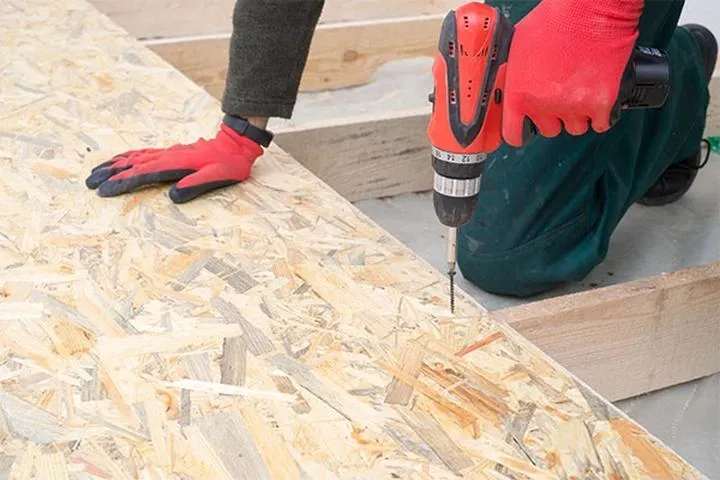 Deska czy płyta OSB na dach – co wybrać dla dłuższej trwałości budynku?