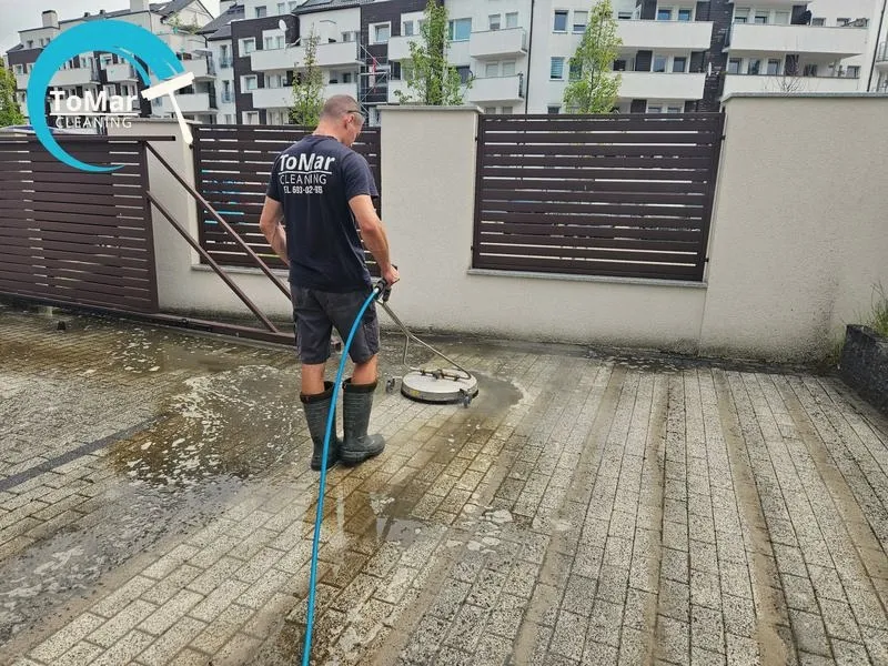 Jak bezpiecznie umyć kostkę brukową z mchu i przywrócić jej blask
