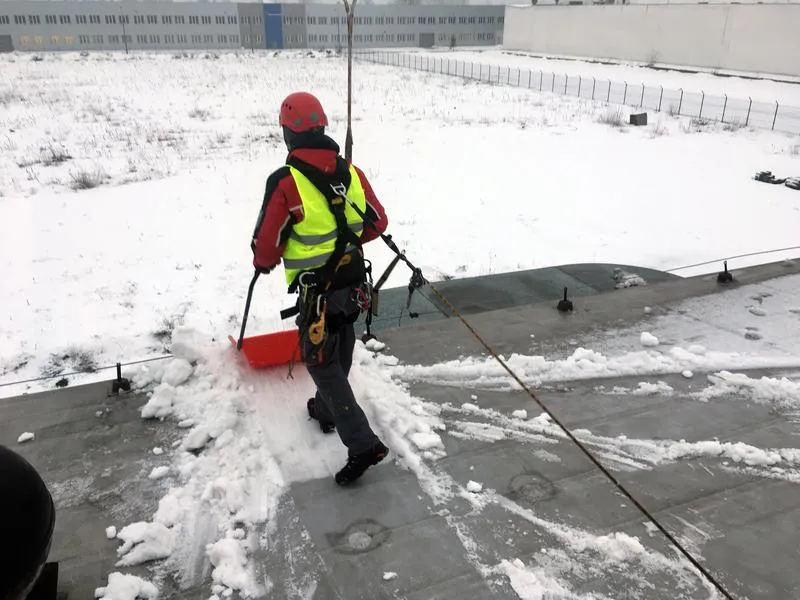 Jak skutecznie odśnieżać dach – porady i niezbędne narzędzia