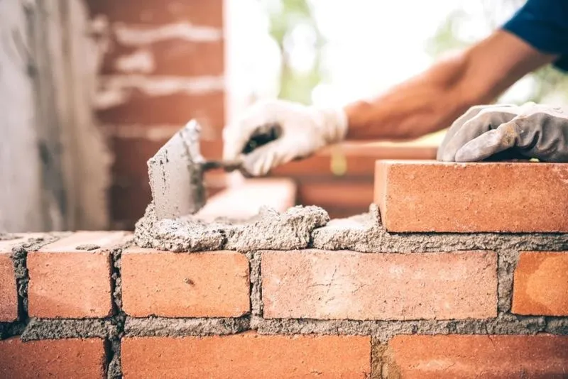 Jak skutecznie przygotować zaprawę cementowo-wapienną do budowy?