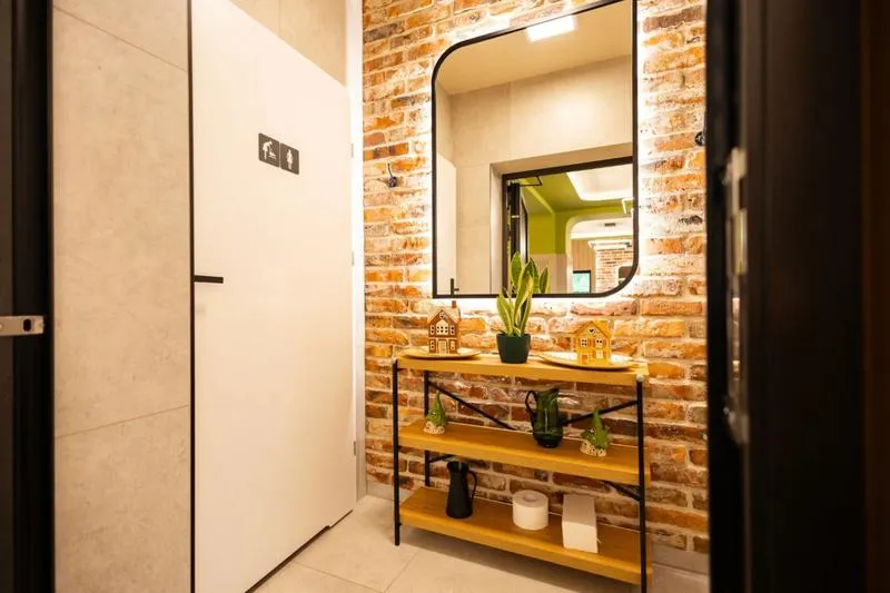 Jak skutecznie przykleić lustro do płyty gipsowej – porady dla majsterkowiczów