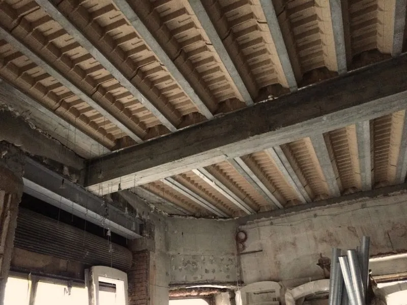 Jak skutecznie wykonać podciąg stropu w swoim domu?