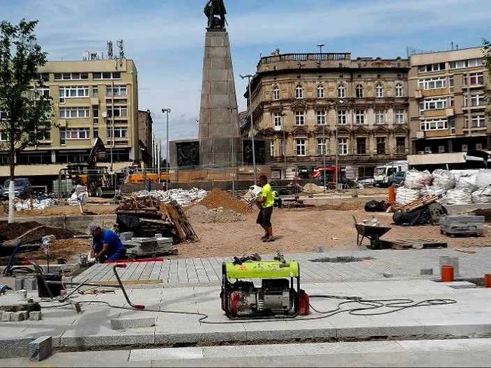 Jak ułożyć kostkę brukową wokół pomnika — estetyczne i trwałe wykończenie