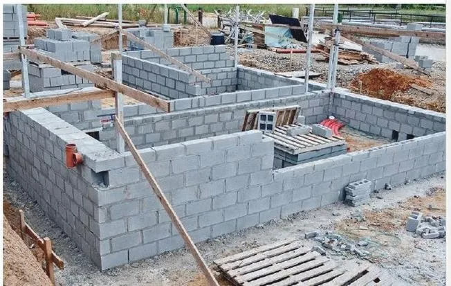Jaką zaprawę wybrać do bloczków betonowych fundamentowych?