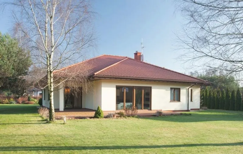 Jakie dachy najlepiej komponują się z oknami orzechowymi?