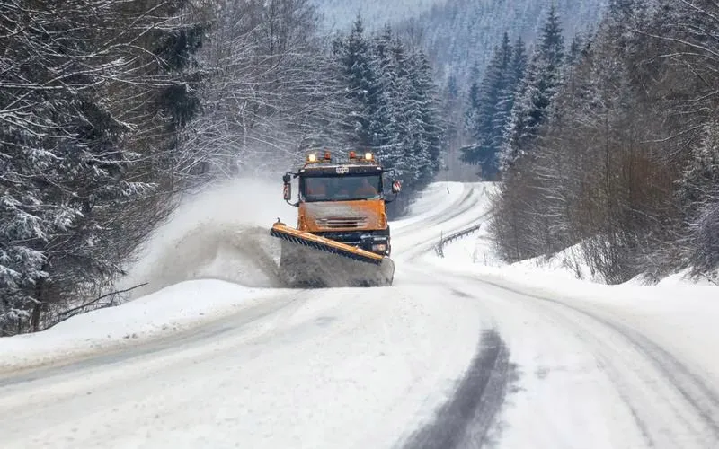 Jakie są stawki VAT na usługi odśnieżania dachu?