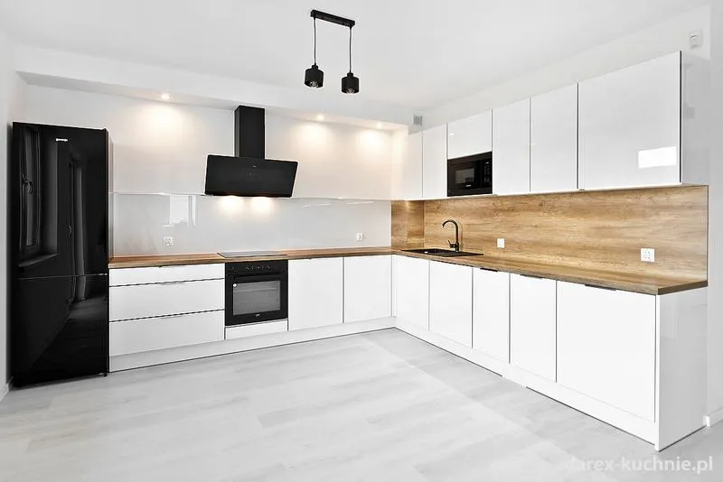 Jakie ściany idealnie komponują się z białą kuchnią drewnianą?