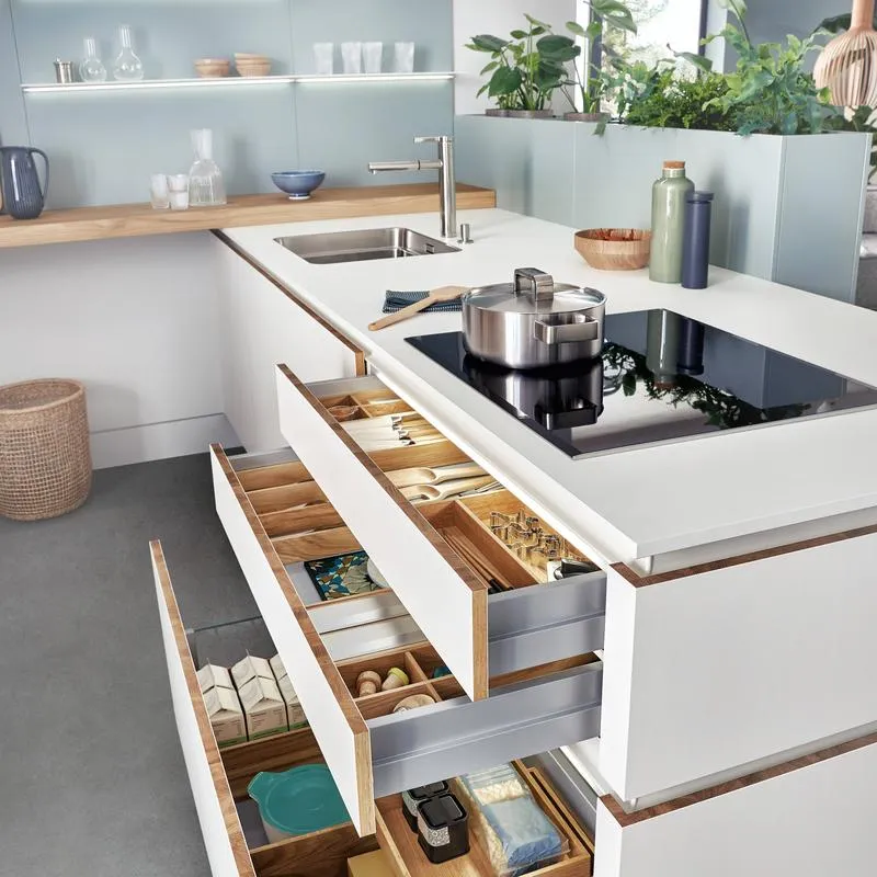 Sposoby na to, jak ułożyć rzeczy w kuchni, by zyskać przestrzeń i wygodę