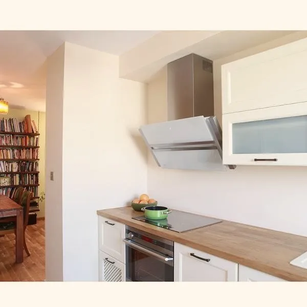 Sposoby na to, jak zamaskować rurę od okapu w kuchni i zachować estetykę wnętrza