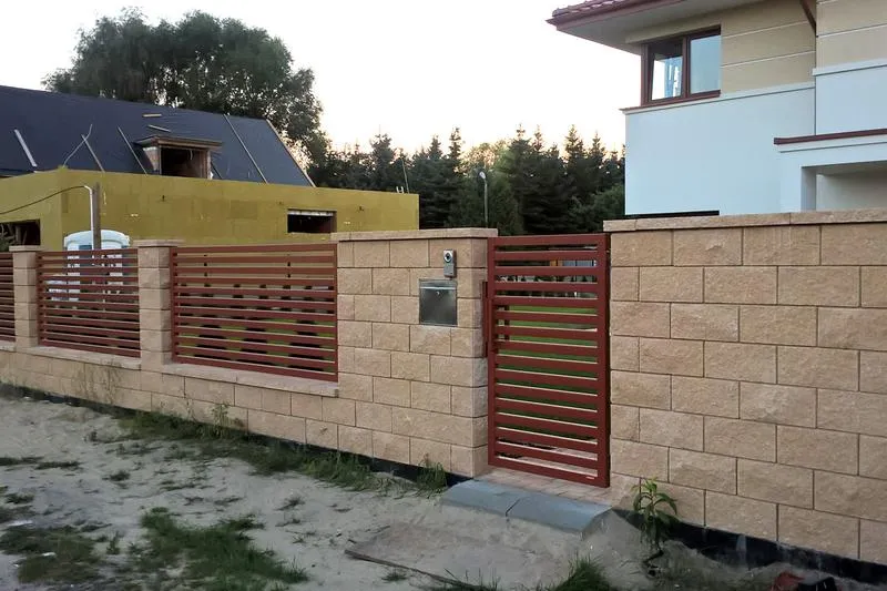 Stylowe ogrodzenie: jaki kolor najlepiej komponuje się z brązowym dachem?