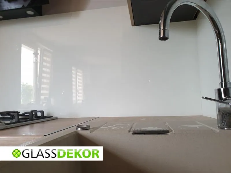 Montaż paneli szklanych