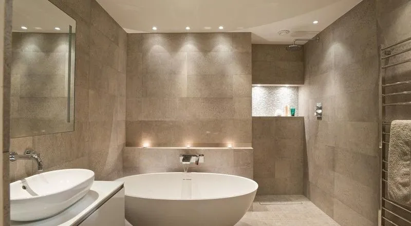 Oświetlenie łazienki LED vs halogeny