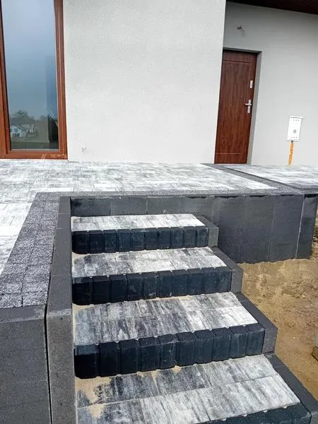 Układanie schodów z kostki brukowej
