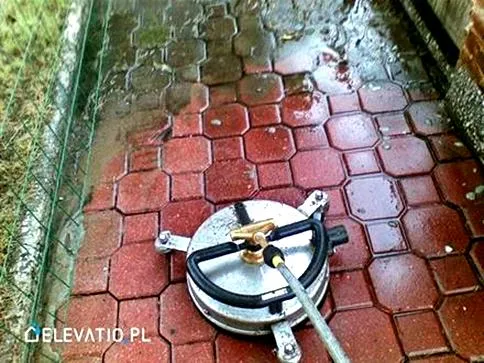 Usuwanie mchu z kostki brukowej