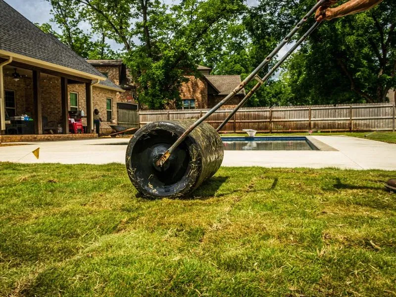 Zalety wałowania trawnika